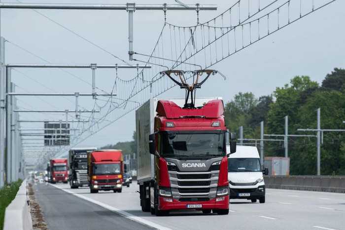 ein roter Lastwagen mit einem Gerät, das sich mit den Drahten verbindet, E-Highway