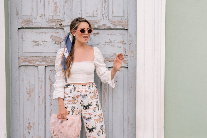 Sommer Outfit in Pastellfarben, Bandana in Blau und Weiß, Sonnenbrille mit rosa Rahmen