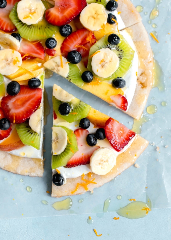glutenfreie gerichte, süße pizza mit obst, bananen, kiwi, erdbeeren, blaubeeren, pfirsiche