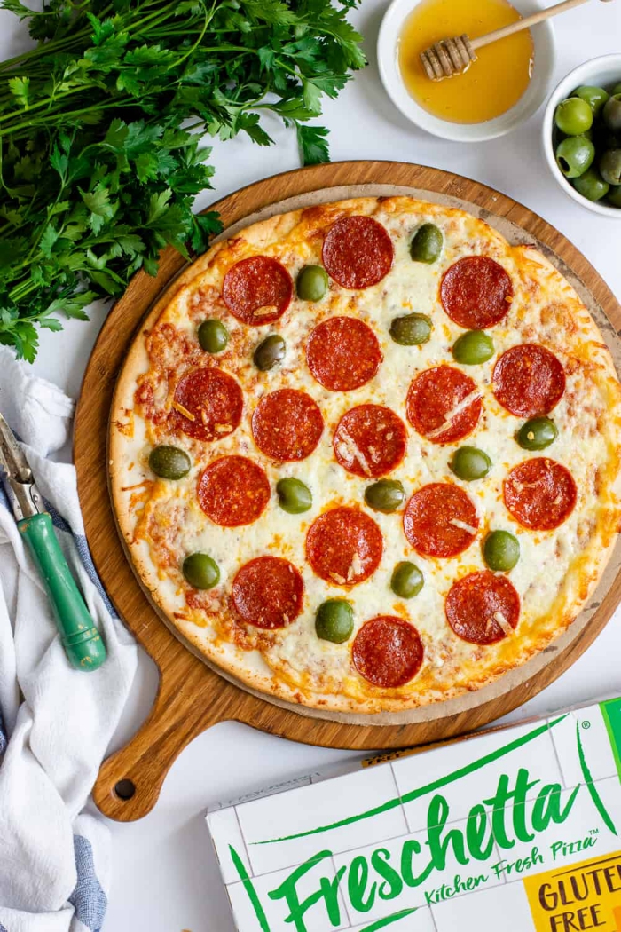 pizza ohne gluten mit wurst, oliven und käse, glutenfreie rezepte schnell und einfach, pizza zubereitung
