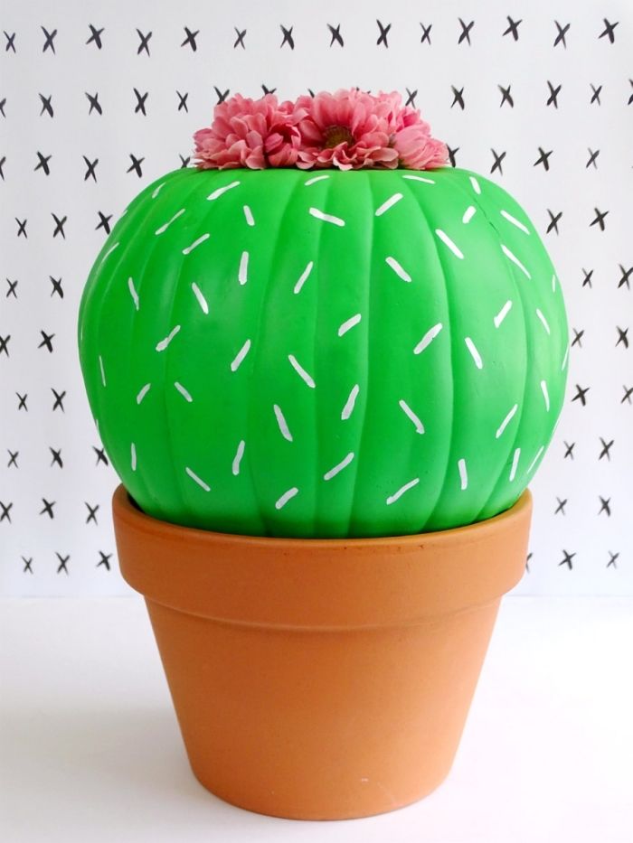 deko herbst idee für ein kürbis, das als kaktus gestaltet wird, in grüner farbe gefärbt und in topf gestellt