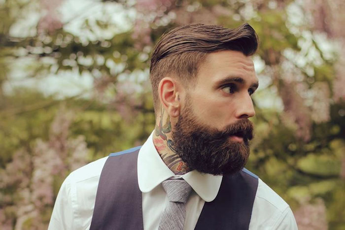 frisuren männer undercut, hipster stil bräutigam mit weißem hemd, graue krawatte, bart
