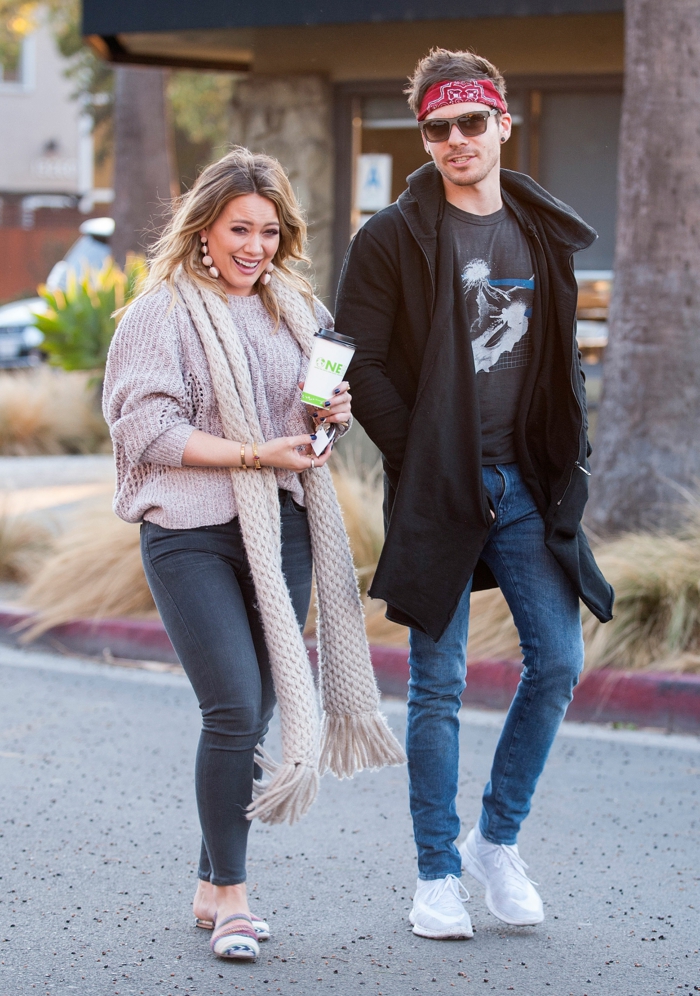 Hilary Duff und Matthew Koma sind auf einem Spaziergang zusammen mit stiler Kleidung