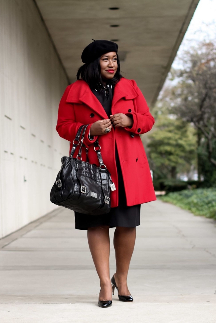 kleider große größen, hebst outfit ideen, roter mantel, schwarzes kleid, große tasche, mütze