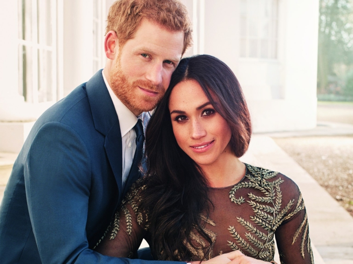 das glückliche Paar der königlichen Familie, Meghan ist mit schwarzem Kleid angezogen