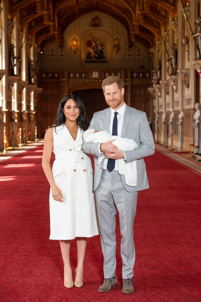 das Paar trägt das königliche Baby in der Kirche von Windsor auf einem roten Teppich