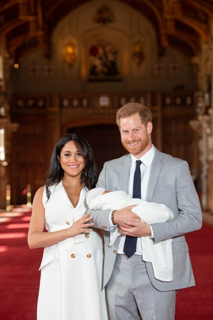ein nahes Foto von dem royal Paar und das königliche Baby, Baby Sussex wird jetzt gezeigt