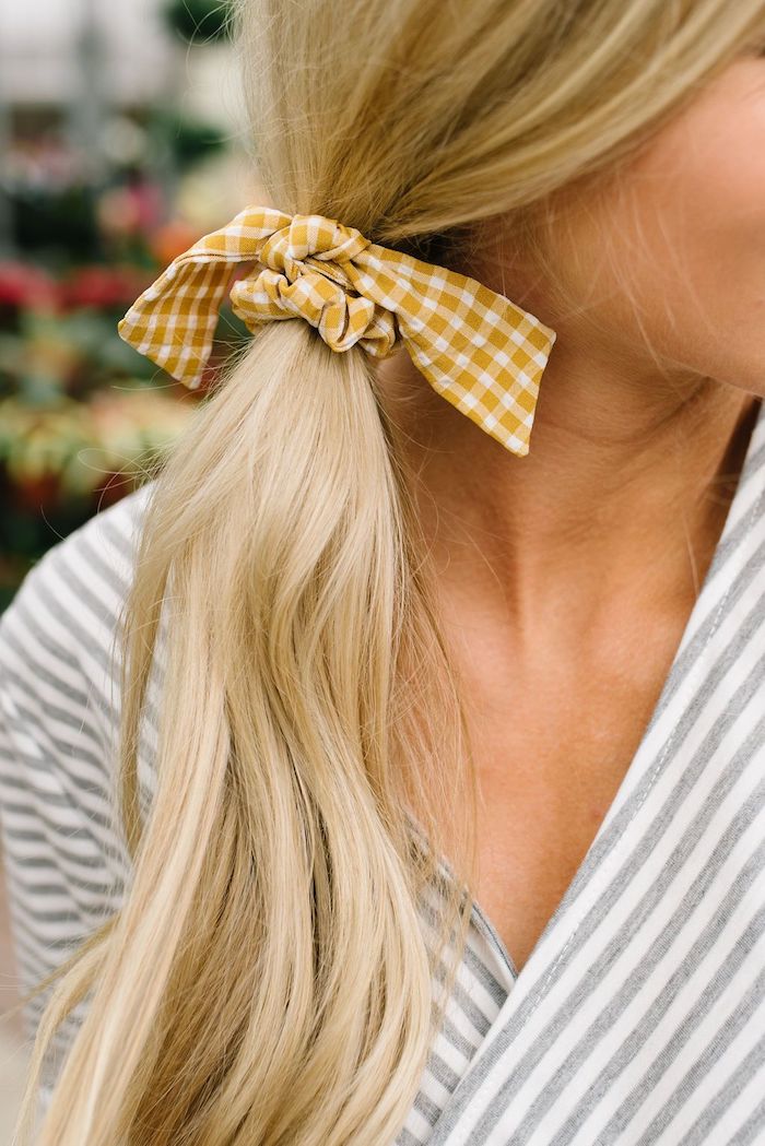 Haare seitlich binden, karierte Schleife in Gelb und Weiß, gestreiftes Top in Weiß und Grau 