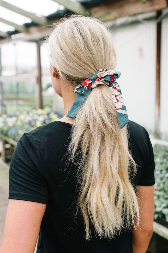 Haarband mit Blumenmuster, leichte Frisur für den Alltag, schwarzes Shirt, lange blonde Haare 