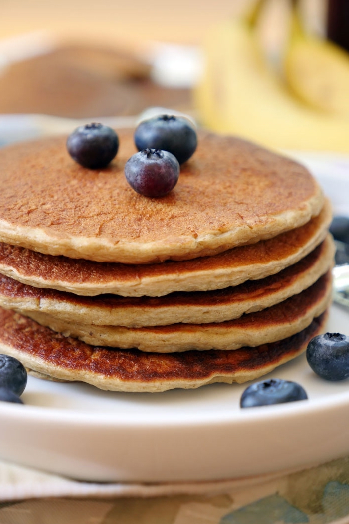 rezepte glutenfrei, amerikanische pfannkuchen garniert mit blaubeeren, frühstücksideen, brunch ideen