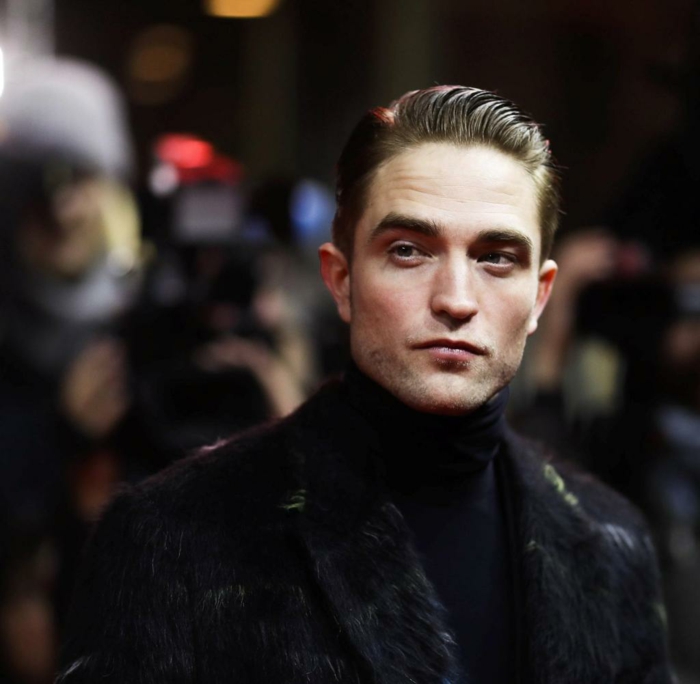 Robert Pattinson ist cool, eine schwarze Jacke aus Pelz und ein schwarzer Rollkragenpullover