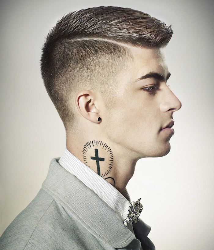 trendfrisuren 2019 männer, ein junger mann mit anzug und tolles tattoo am hals
