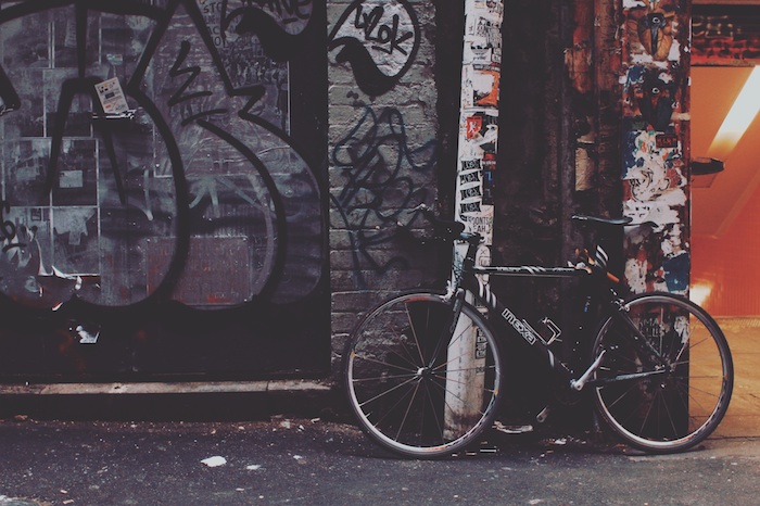 tumblr wallpaper mit einem fahrrad an einer wand gestellt, wandgraffitti 