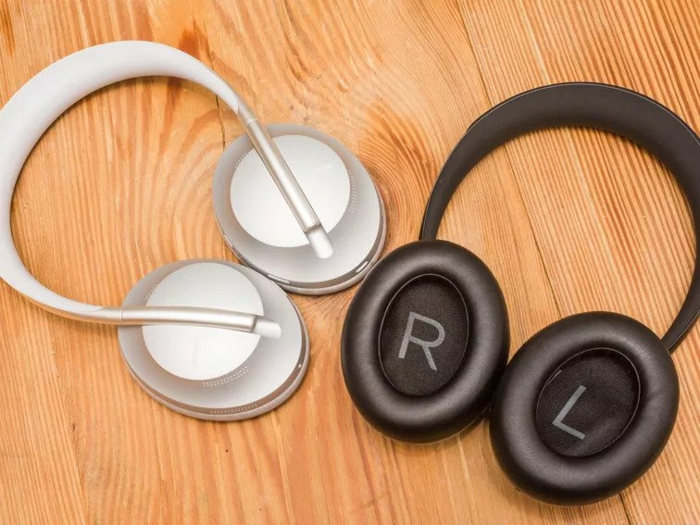 weißer und schwarzer Kopfhörer auf einem Tisch, Bose Noise-Canceling-Kopfhörer