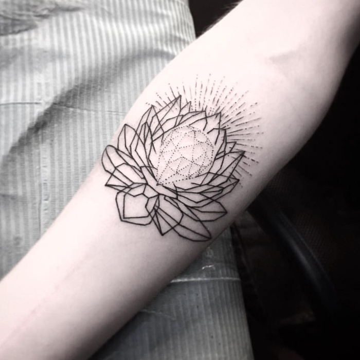 buddhismus symvole tattoo, blackwork tätowierung mit lotus als motive, geometrische elemente, sonnenschein
