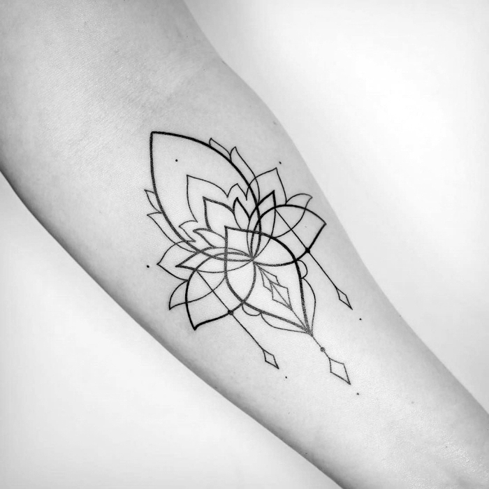 buddhismus symbole tattoo, tätowierung mit lotus als motiv am unterarm, lotusblume am arm
