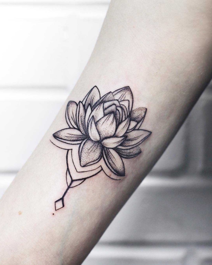 buddhismus symbole tattoo, lotus in schwarz und grau, lotusblume am oberarm, tätowierung