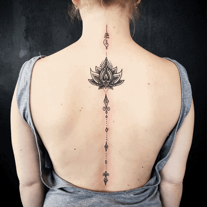 buddhistische symbole tattoo, mandala lotus in kombination mit unalome am rücken