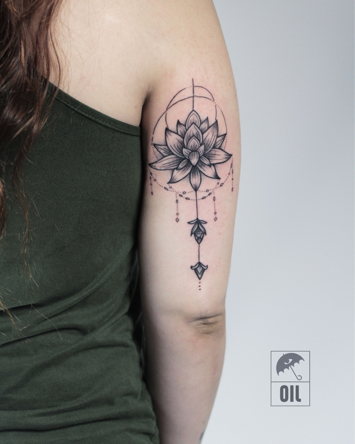 lotus in kombination mit geometrischen motiven, buddhistische symbole tattoo, lotusblüte am oberarm