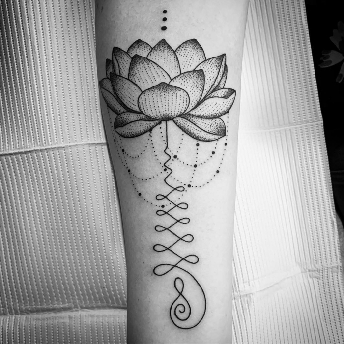 buddhistische symbole tattoo, lotus mit unalome bedeutung, tätowierung am unterarm, lotusblume
