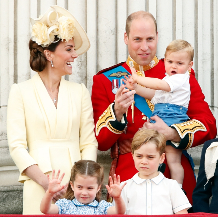 die Herzögin Catherine und Prinz William mit ihren drei Kindern zu dem Geburtstag der Queen