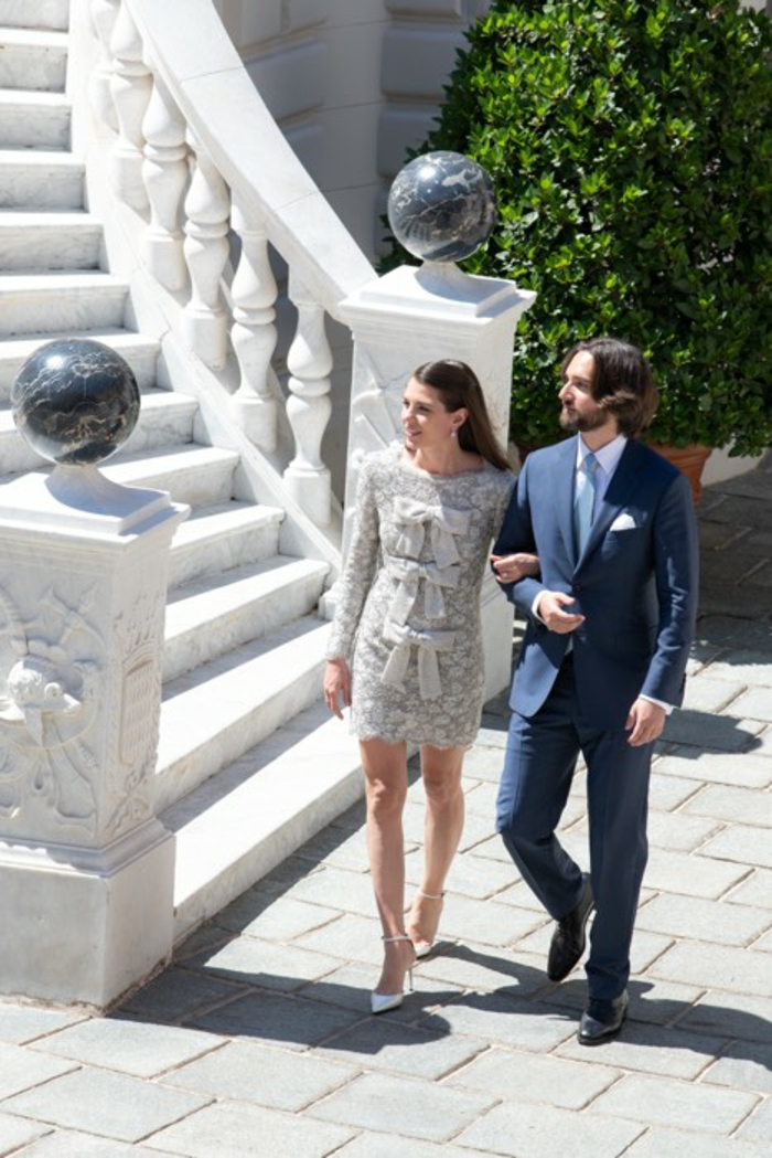Charlotte Casiraghi und Dimitri Rassan vor der standesamtlichen Trauung, Charlotte mit silbernem Kleid