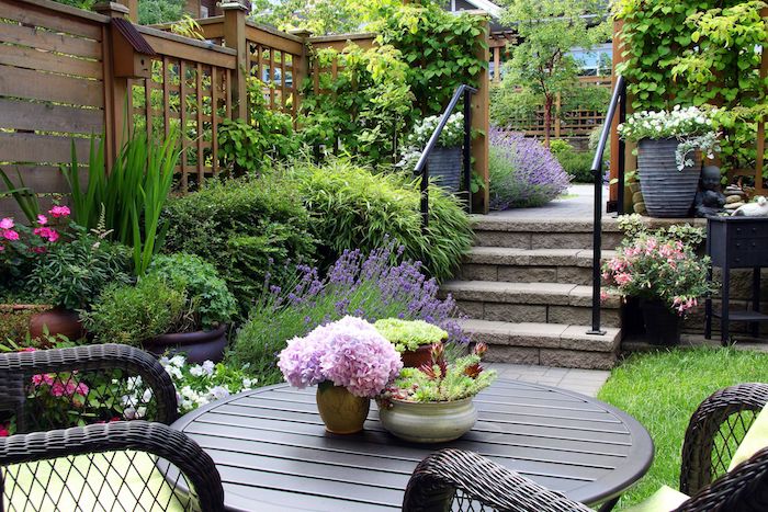 Der romantische Garten, gemütlich und farbenfroh