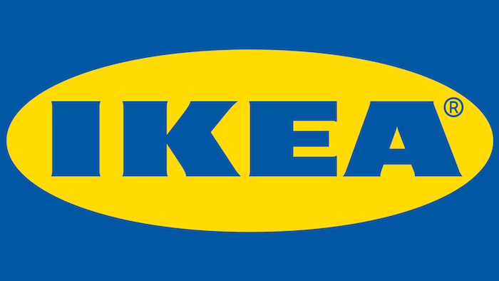 großer logo des unternehmens namens ikea mit großen blauen buchstaben