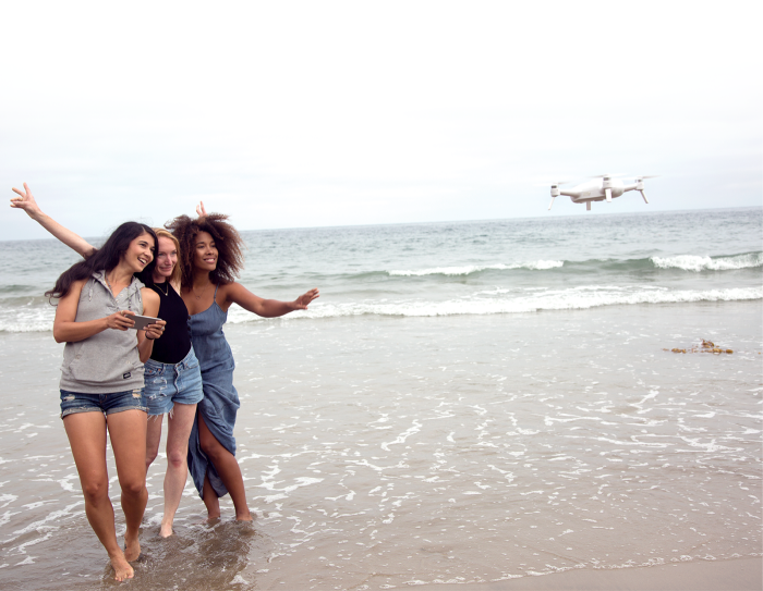 drohne kaufen, fotos machen, drei frauen, fotos aus der luft machen, strand, meer