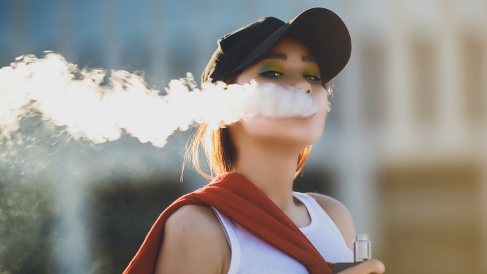 die Jugendlichen denken, dass E-Zigaretten dampfen cool ist ohne von der Gefahr zu ahnen