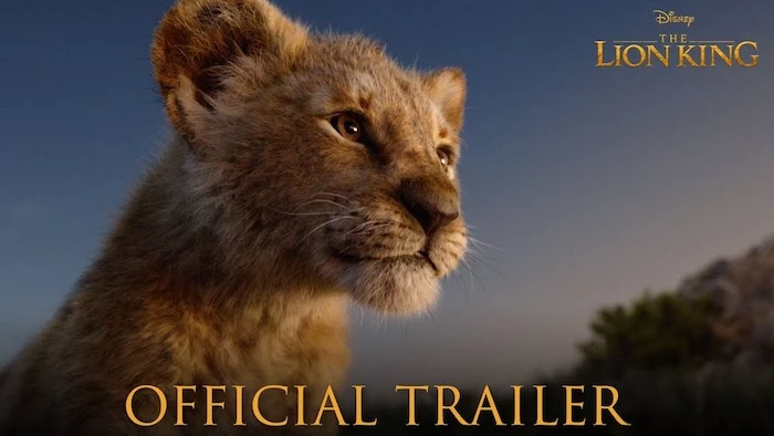 ein blauer himmel und ein kleiner junger löwe mit gelben augen, der trailer von the lion king film von disney 