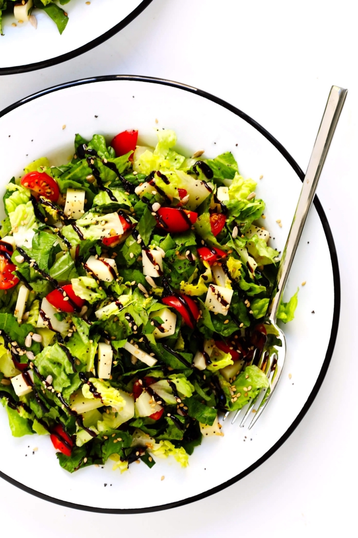 einfache rezepte abendessen, gewicht verlieren, gesunder salat mit cherry tomaten und spinat, sojasoße
