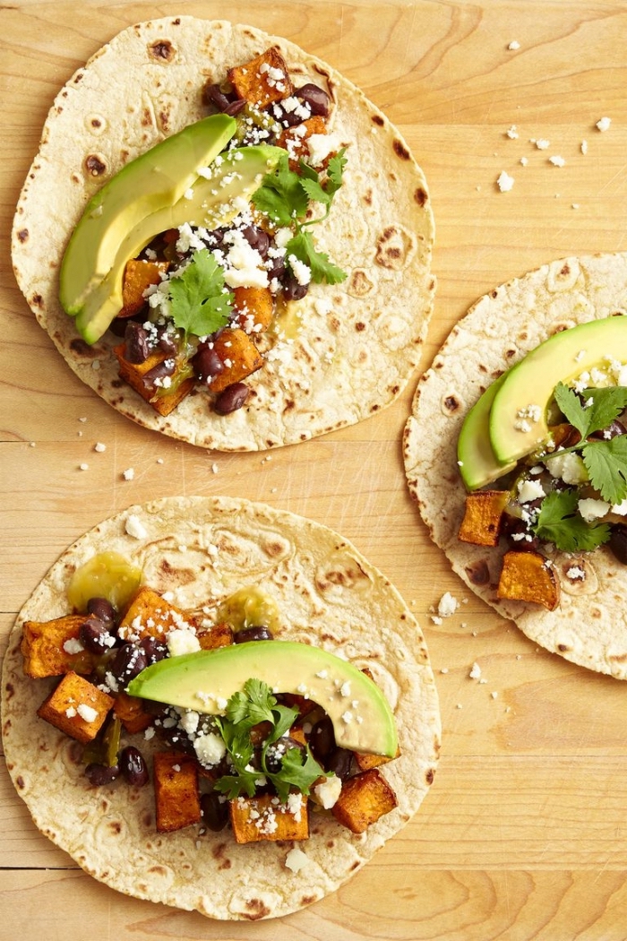 tacos mit avocado, süße kartoffeln und ziegenkäse, einfache schnelle rezepte, leichtes abendessen