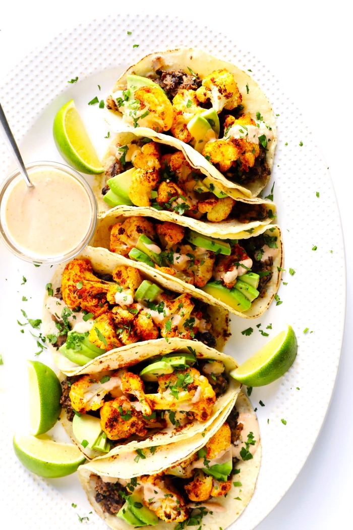 einfache schnelle rezepte, tacos mit sonnenblumenkohl und avocado, soße, limetten