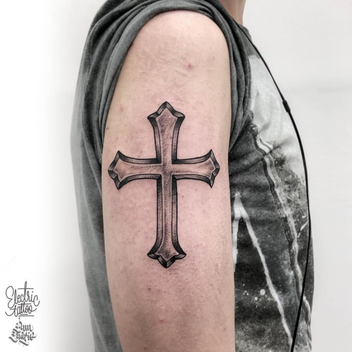 eisernes kreuz tattoo am oberarm, schwarz rgaue tätowierung am arm, religiöses tattoo motiv