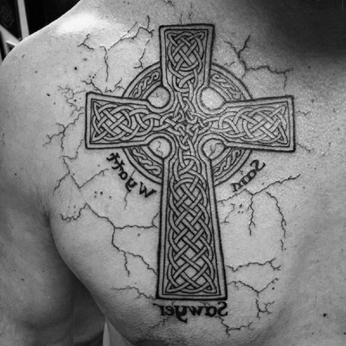 eisernes kreuz tattoo an der brust, mann mit großer tätowierung in schwarz und grau, keltische motive, symbol
