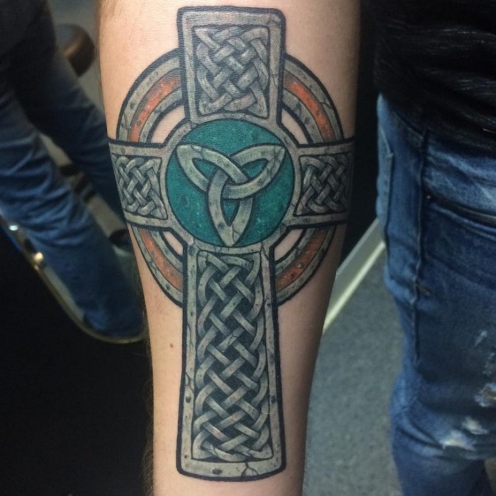 eisernes kreuz tattoo, farbige tätowierung am unterarm, großes symbol, keltische motive, arm