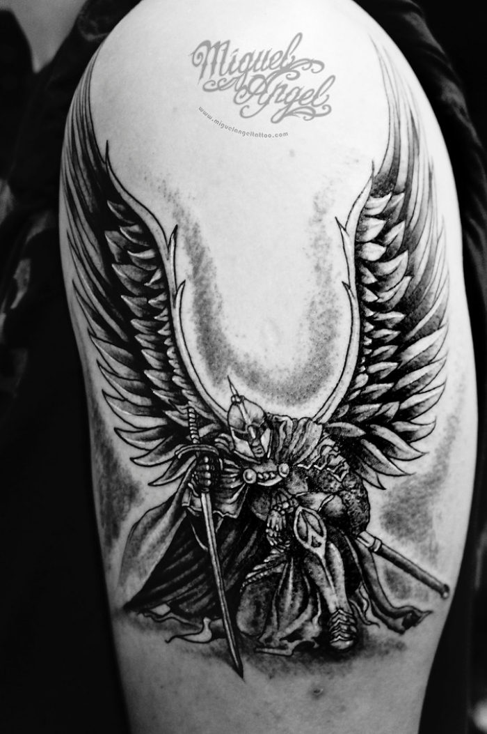 engel tattoo arm, blackwork tätowierung am oberarm, mann mit schwerer ausrüstung und großen flügeln, schutzengel