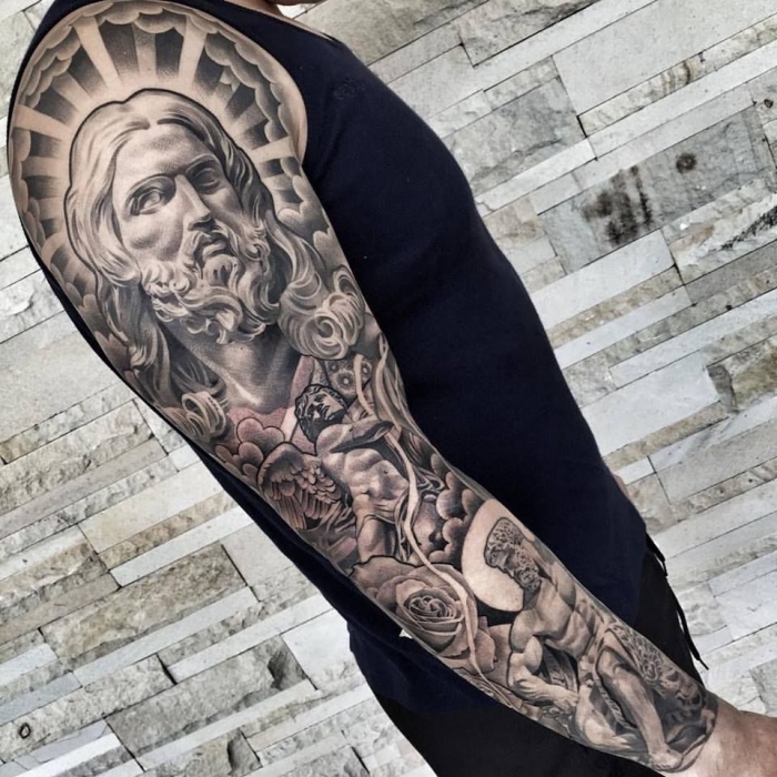 engel tattoo ideen, mann mit detailliertes sleeve tattoo, tätowierung mit realitischen motiven, jesus christi