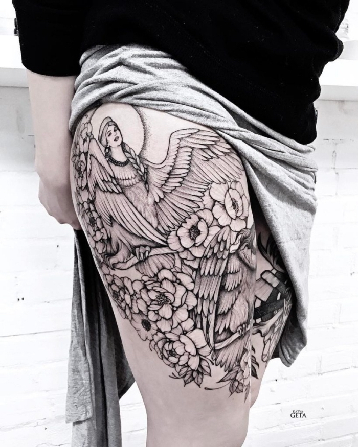 engelsflügel tattoo am oberschenkel, blackwork tätowierung, frau mit großen flügeln, florale motive, blumen