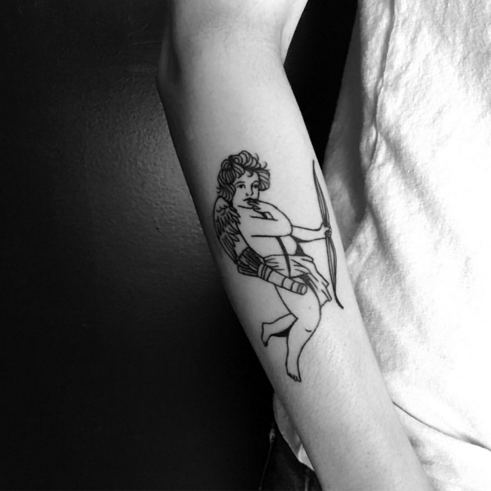 engelsflügel tattoo klein, kind mit flügeln und bogen, kleine tätowierung am unterarm, pfeile