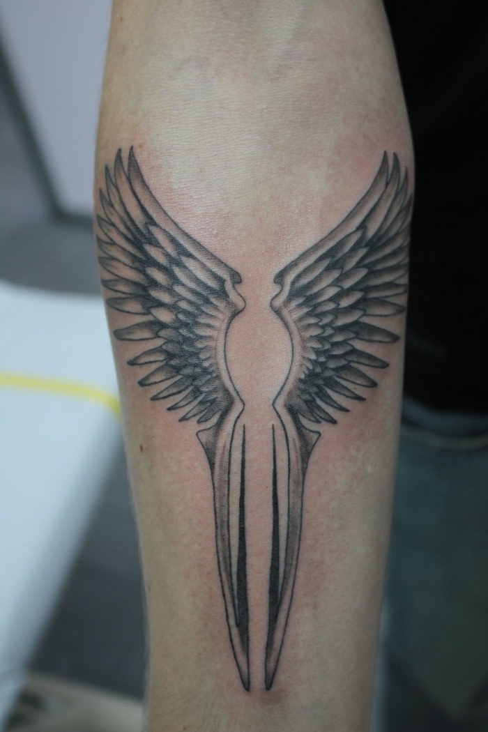 schwarz grau tätowierung am unterarm, engelsflügel tattoo klein, flügel als tattoo motiv, arm tattoo
