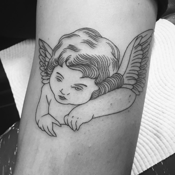 engelsflügel tattoo klein, tätowierung am oberarm, kleiner engel, klein mit flügeln, oberarm