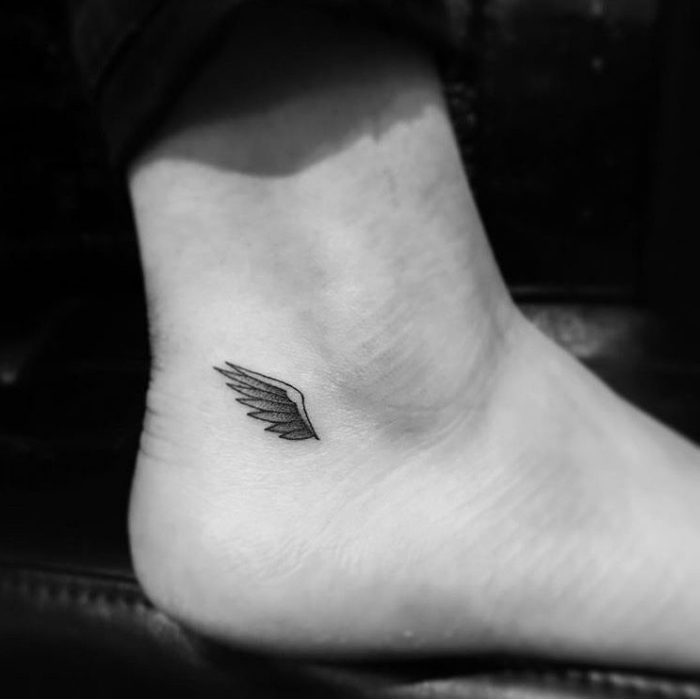 tätowierung mit flügel als motiv, engelsflügel tattoo klein, tattoo am bein stechen lassen, tattoos für frauen