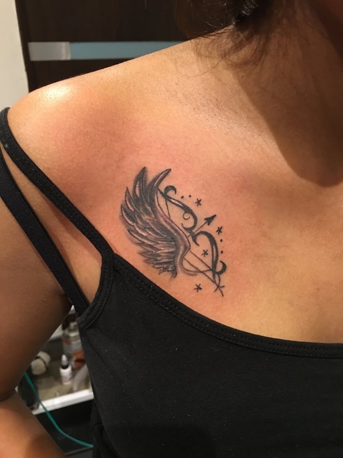 flügel in kombination mit bogen, pfeil und klieinen sternen, engelsflügel tattoo, kleine tattoo motive für frauen