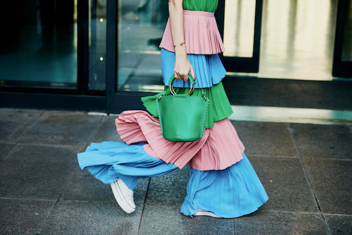 Modefarben 2019, Rouge Grasgrün und Himmelblau, weite bunte Hose und weiße Sneaker 