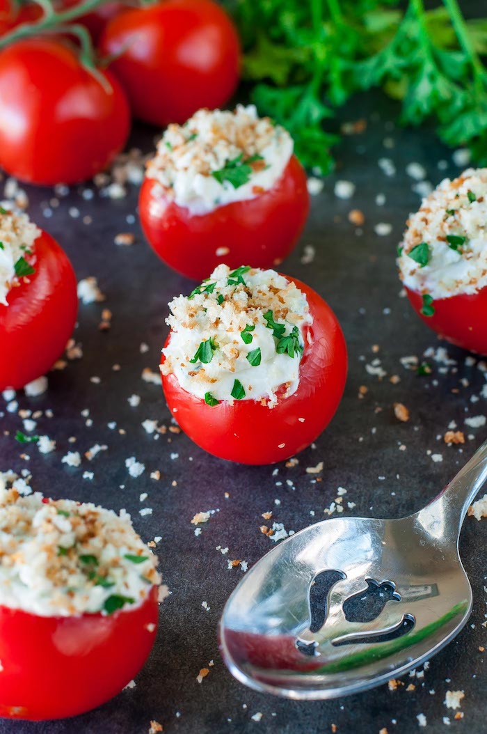 Idee für vegetarisches Fingerfood, gefüllte Cherry Tomaten, schnelles und einfaches Partyrezept 