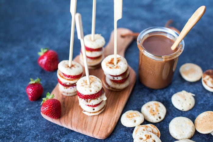 Schnelles Fingerfood Rezept, Mini Pfannkuchen mit Schokolade und frischen Erdbeeren 