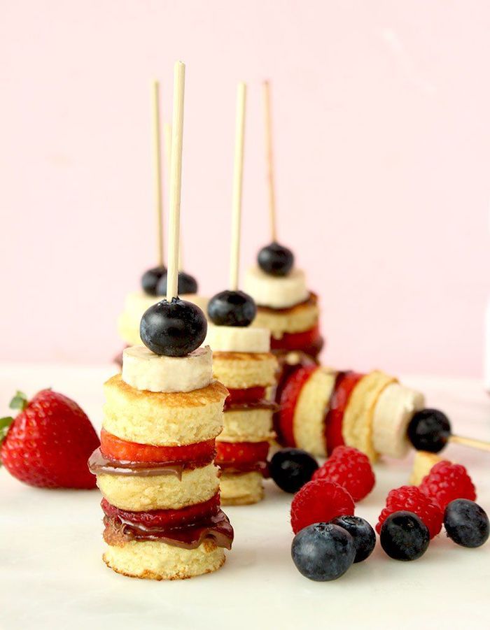 Leckere Party Häppchen, Mini Pfannkuchen mit Erdbeer und Bananenscheiben, Schokolade und Blaubeeren 