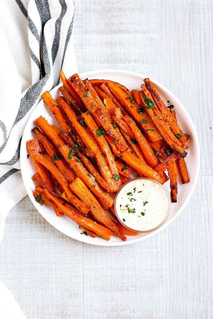 Vegetarisches Fingerfood Ideen, gegrillte Karotten mit Petersilie und weißer Soße 